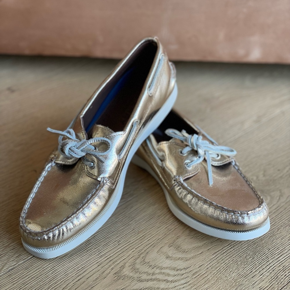 Like new SPERRY Gold Metallic Leather Boat Shoes perfect condition